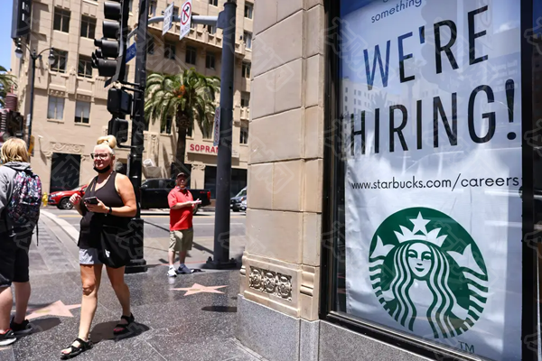 2024年11月02日:星巴克的销售额连续第三个季度下降 首席执行官承诺从根本上改变战略